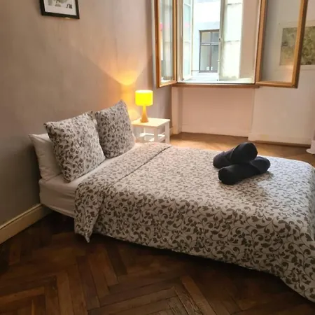 2 Bedroom Center Ville 1st Floor Wifi Apartment