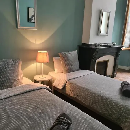 2 Bedroom Center Ville 1st Floor Wifi Apartment *